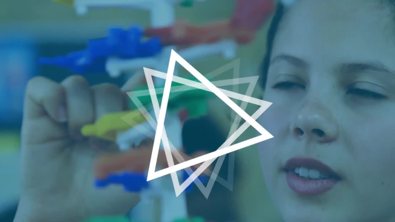 animación de triángulos blancos sobre colegiala caucásica con modelo
