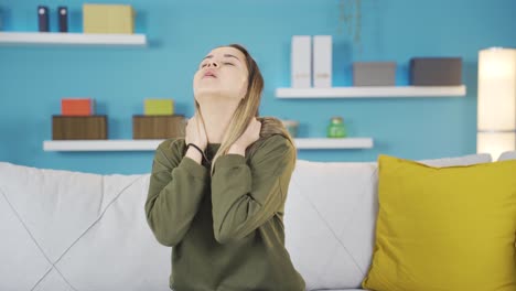 una chica joven que tiene un colapso nervioso está enojada y agresiva.
