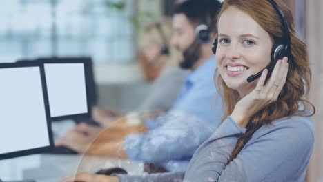 Frau-Arbeitet-Im-Callcenter