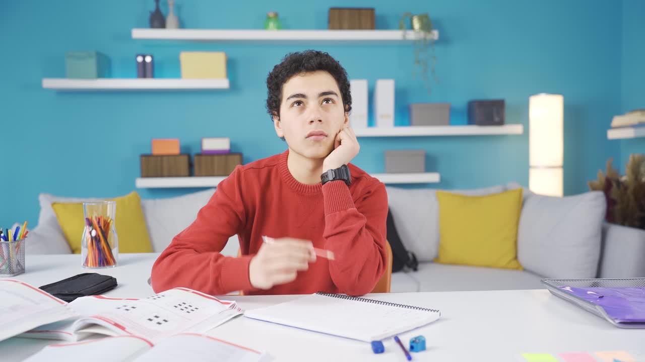 el niño que estudia comienza a soñar.