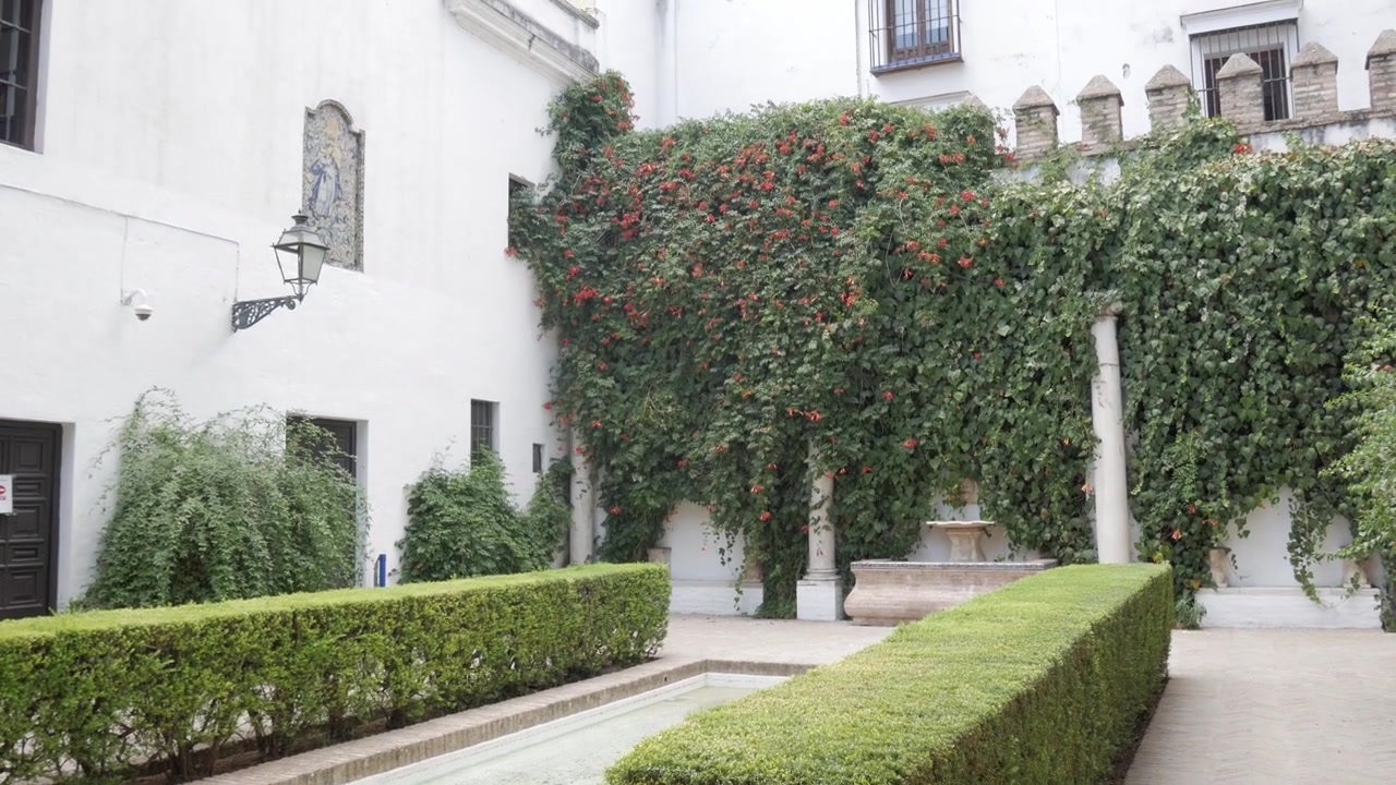 Cortile del Real Alcázar di Siviglia. Scena serena che unisce architettura e giardinaggio
