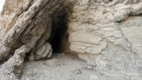 cuevas en la playa de agia eleni, cefalonia, grecia. muñequita