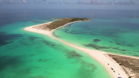 Aerial-drone-pan-over-Cayo-de-Agua-in-Los-Roques-with-clear-turquoise-waters,-March-2024