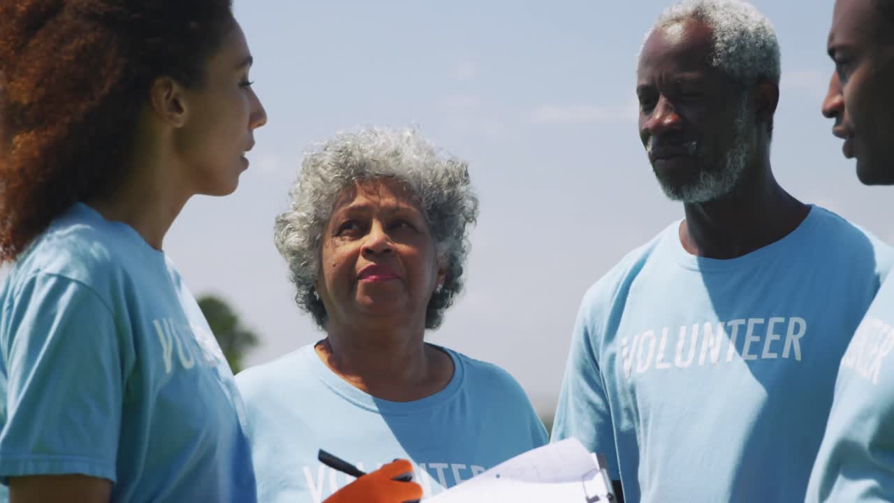 쓰레기 수집 과 재활용 하는 자원 봉사자 들