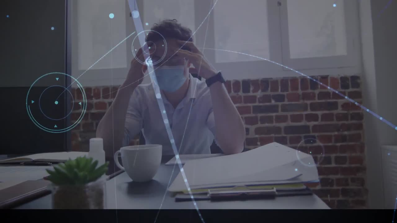 사무실에서 얼굴 마스크를 입은 피곤한 사업가에 대한 사람들의 아이콘과의 연결 네트워크의 애니메이션