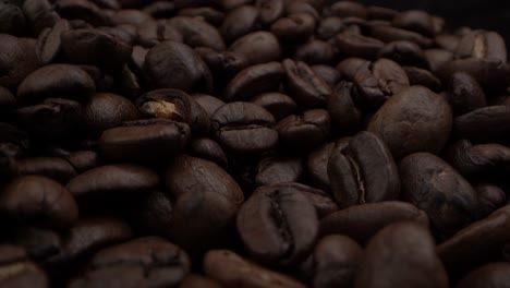 granos de café aromáticos que se derraman de un frasco de vidrio
