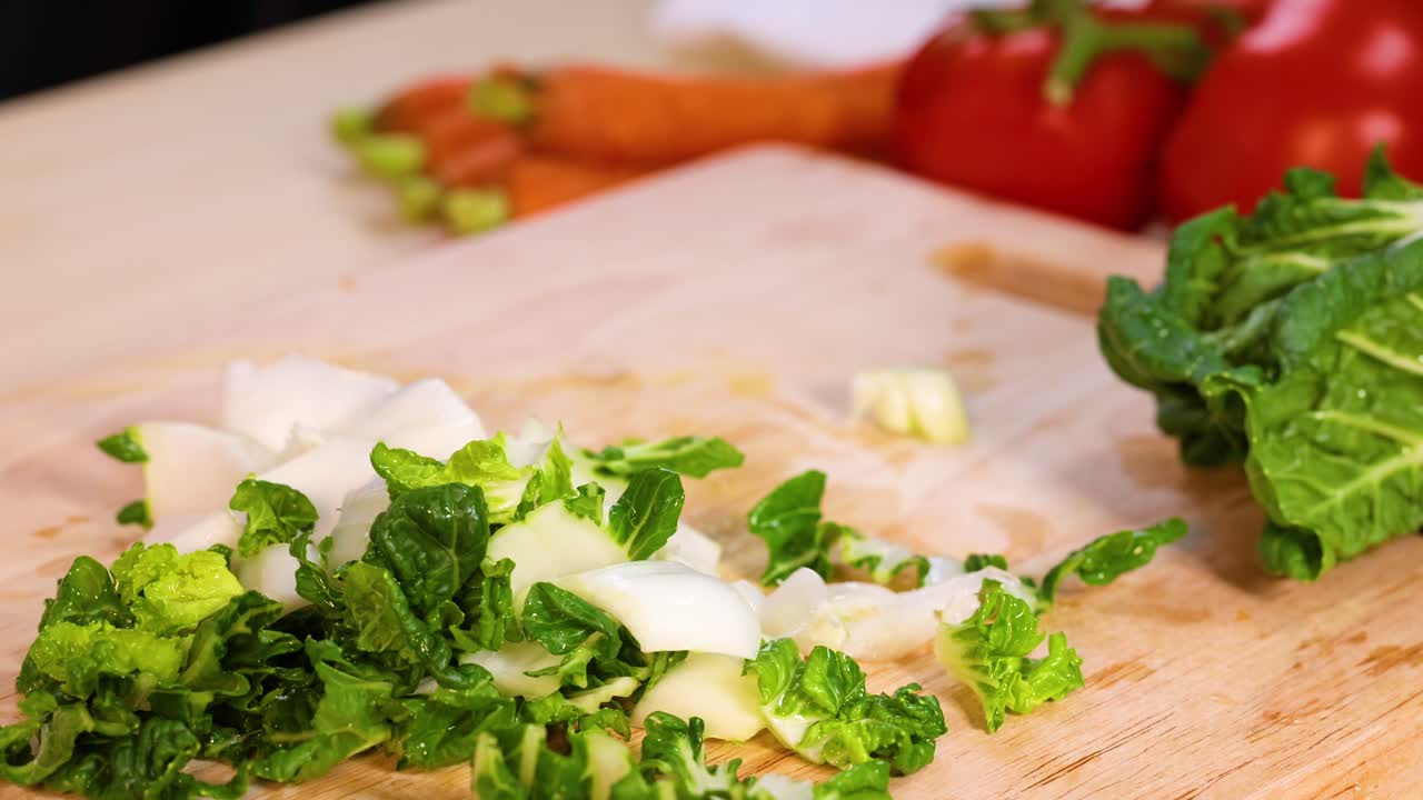 신선 한 채소 를 요리 하기 위해 준비 하는 손