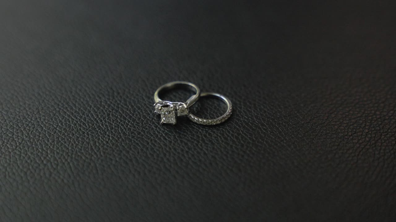 近距離拍攝新娘的婚戒指和訂婚戒指