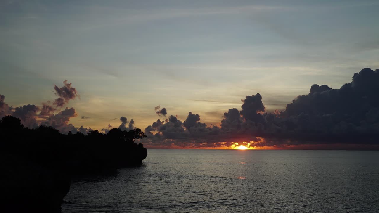 puesta de sol sobre una costa rocosa