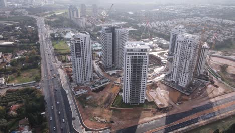 vista aérea panorámica de rascacielos en construcción con vistas a la ciudad, tel aviv, israel