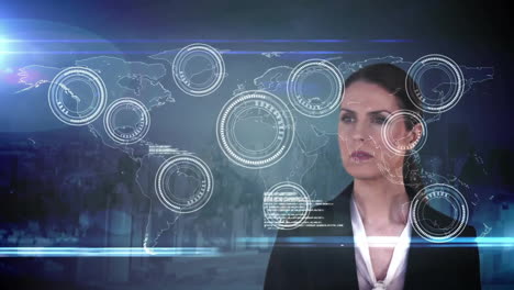 animación de procesamiento de datos digitales sobre mujer de negocios caucásica y mapa del mundo