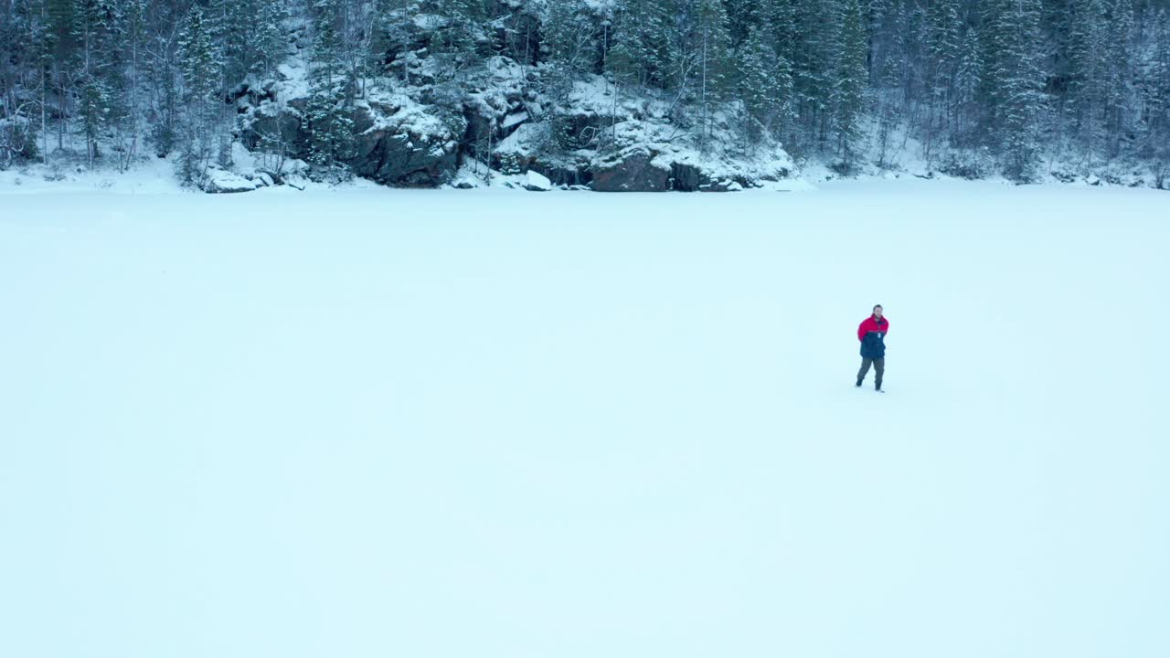 vista panorámica con el hombre y el perro en el paisaje de invierno de nieve