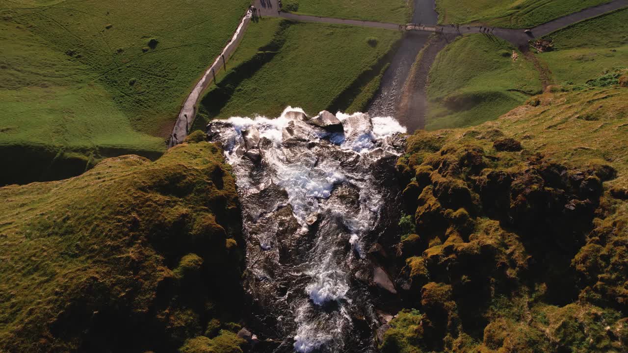 은 푸른 풍경과 안개 물, 하늘을 날아다니는 새들이 있는 강력한 폭포, 위에서 찍은 사진