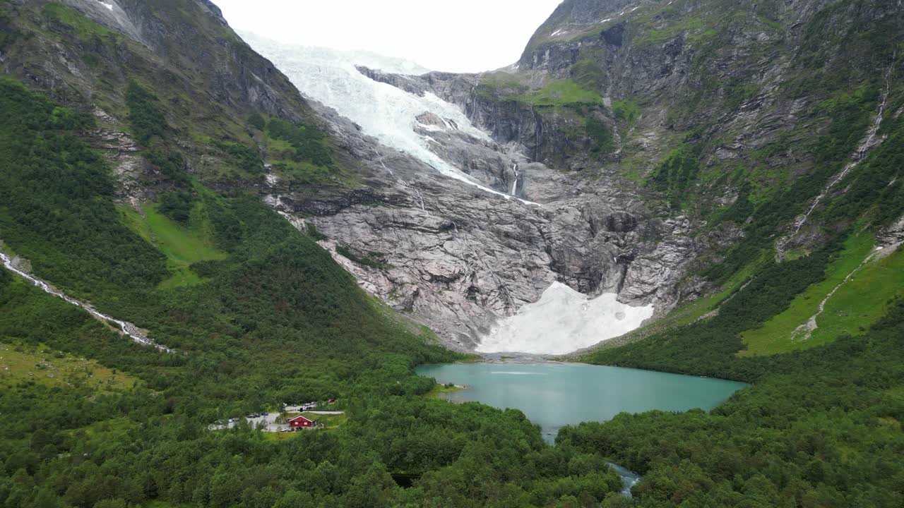 glaciar jostedalsbreen noruega - punto de vista de boyabreen y lago glacial azul turquesa - desde el aire