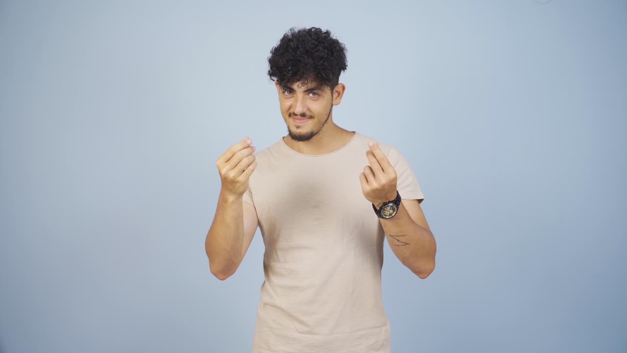 el hombre que hace dinero firma con sus manos.