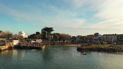 Vierzig-Fuß,-Weihnachtsschwimmen,-Sandycove,-Irland,-Drohne-Tief-Vorwärts-Schieben