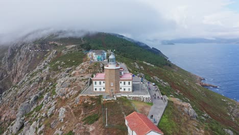 dron z lotu ptaka eis najwyższej klasy latać nad latarnią morską finisterre w fisterra, galicja, na północ od hiszpanii