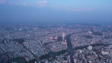 Vista-Aérea-De-La-Ciudad-De-Ho-Chi-Minh-Y-El-Río-Saigón-En-La-Luz-Clara-Y-Soleada-De-La-Tarde