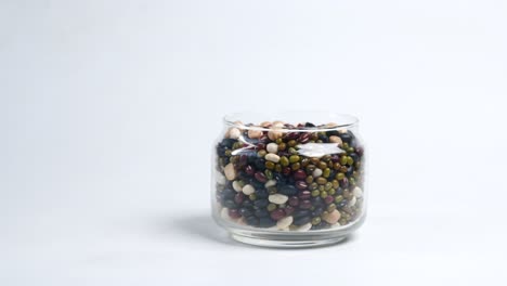 cerca de frijoles mezclados en un tazón