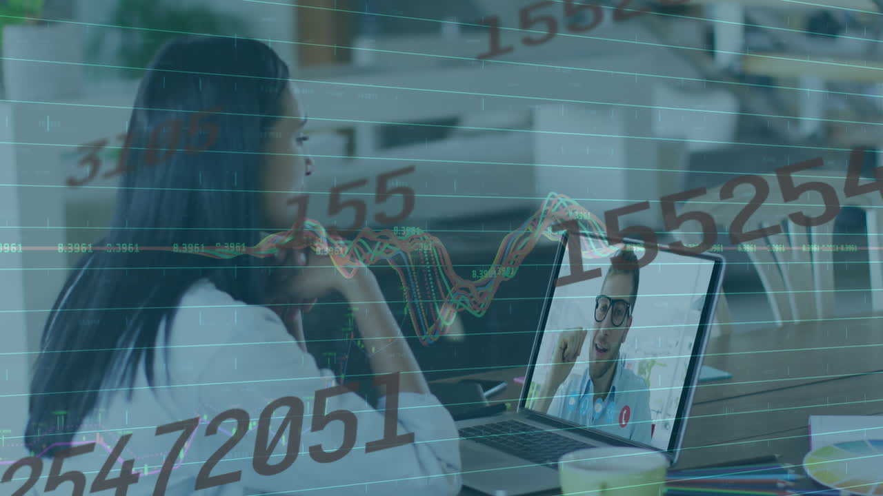 animación del procesamiento de datos sobre una mujer de negocios biracial haciendo una videollamada