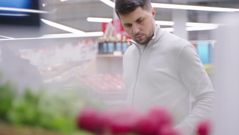 hombre comprando productos en un supermercado