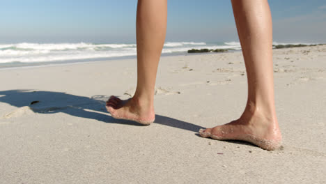 Mujer-Joven-Caminando-En-La-Playa-Bajo-El-Sol-4k