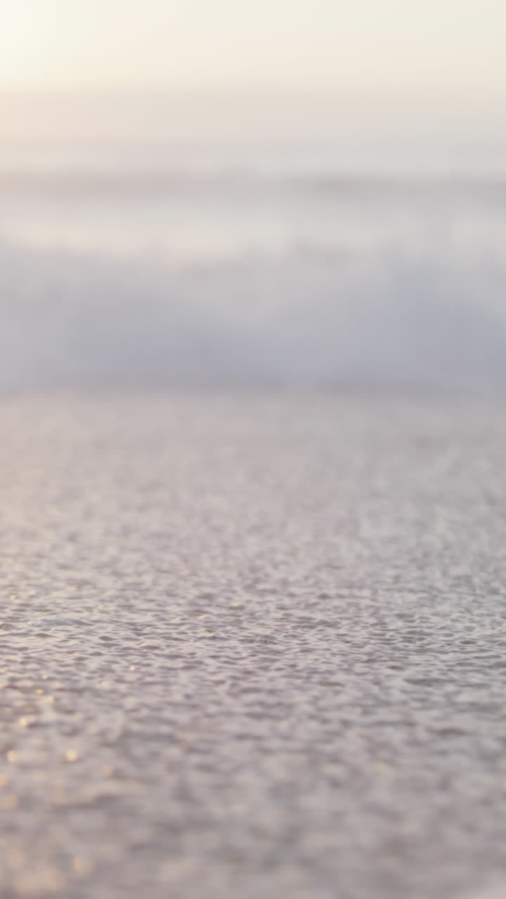 파란 하늘과 바다는 비어 있는  ⁇ 은 해변에 파도가 있습니다.