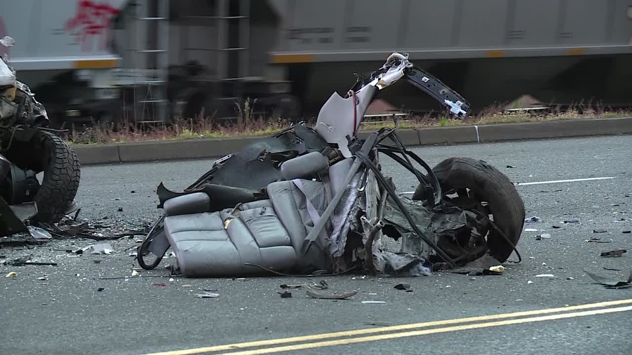 큰 자동차 사고가 찢어졌습니다.