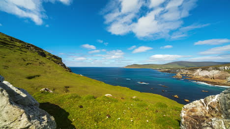 Zeitraffer-Einer-Zerklüfteten-Küste-Mit-Ziehenden-Wolken-Am-Himmel-Und-Felsen-Im-Vordergrund-Auf-Der-Insel-Achill-Am-Wild-Atlantic-Way-In-Irland