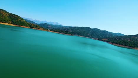 una presa de agua en tizi ouezou, argelia