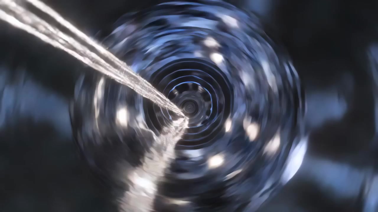 Telecamera in movimento attraverso un condotto a spirale, nebbia bianca che emerge dall'obiettivo, striature luminose che entrano dall'angolo superiore sinistro.