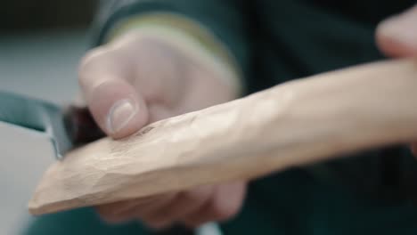 clip cinematografica al rallentatore di una persona che intaglia un pezzo di legno