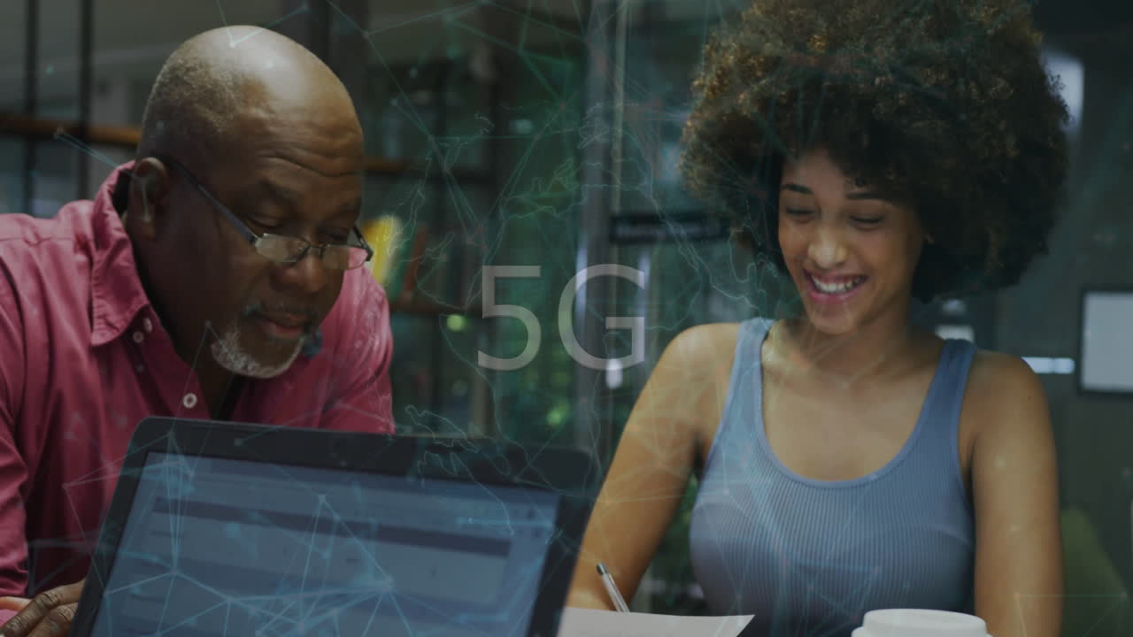 animazione di rete 5g su persone diverse che lavorano insieme in ufficio