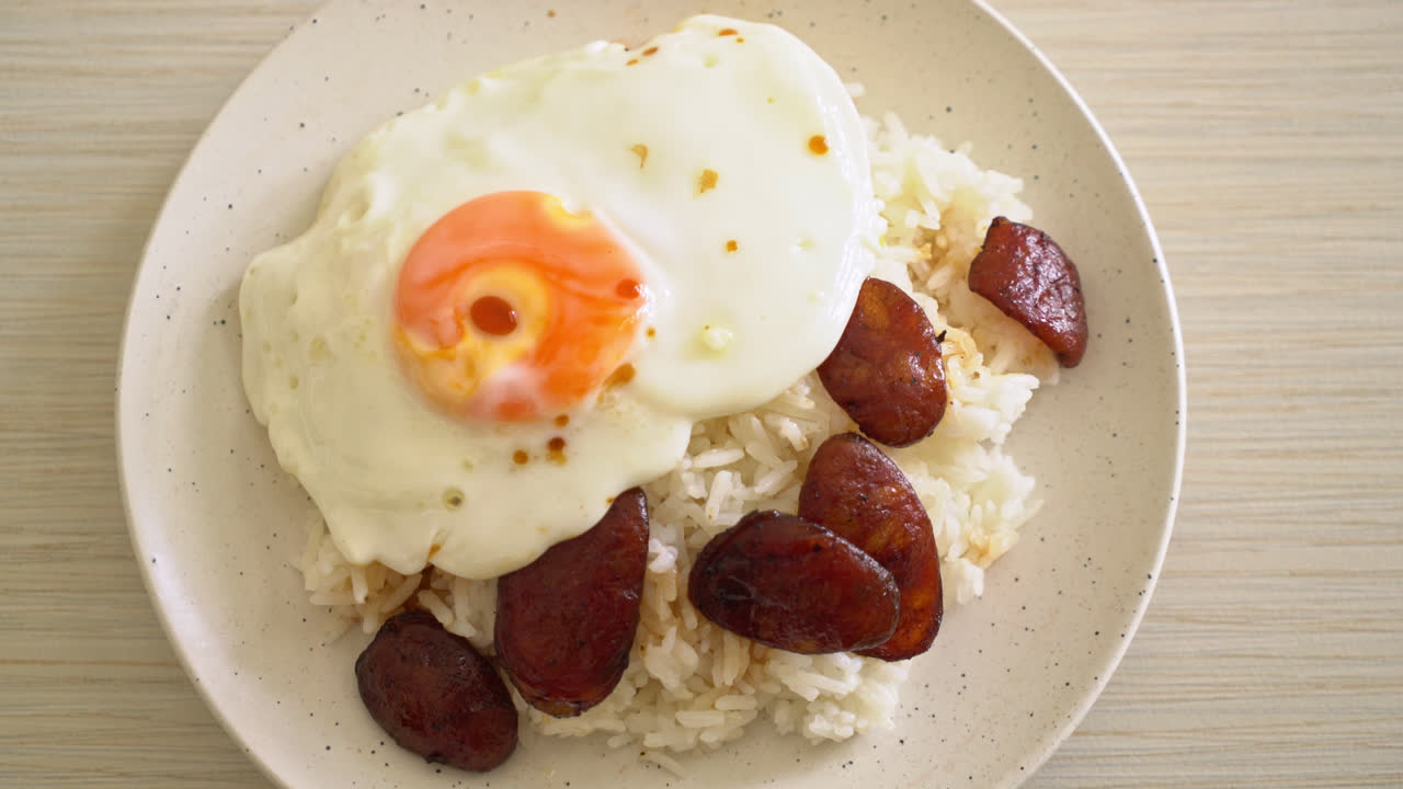 계란 후라이와 중국 소시지를 곁들인 밥 - 아시아 스타일의 집에서 만든 음식