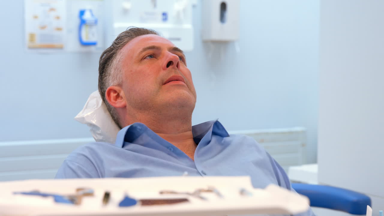 Paziente seduto su una poltrona da dentista