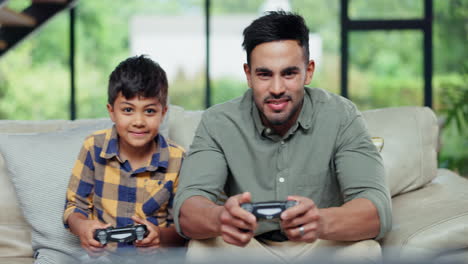 Dad,-kid-and-play-video-game
