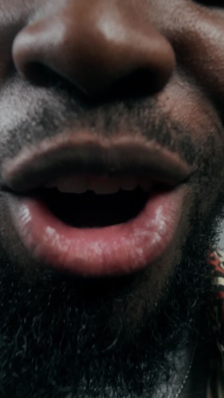 primer plano de la cara de un hombre con la boca abierta