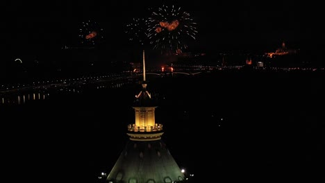 Grandes-Fuegos-Artificiales-En-Budapest-El-20-De-Agosto-Fiesta-Nacional-Húngara