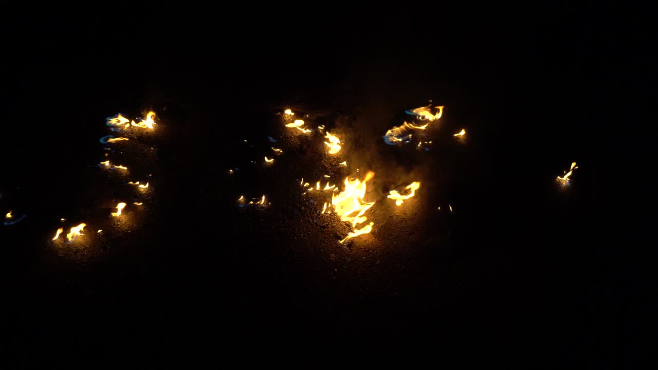 불과 불꽃의 영상: 불꽃 구이, 불타는 가스 또는 가솔린은 불과 불빛으로 불타고, 불꽃과 불타는 불꽃이 가까이에서, 불꽃 패턴, 어 속에서 불꽃의 지옥의 빛, 아스팔트에 가솔린이 불타고 있습니다.