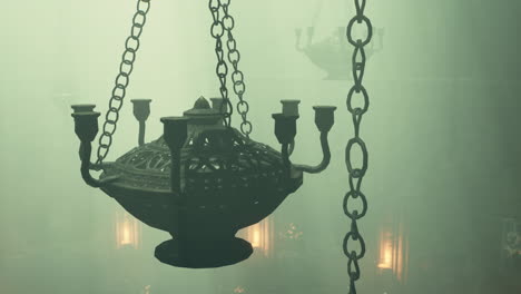 candelabro gótico en una habitación con niebla