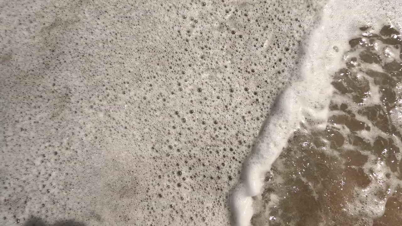 해변에 손으로 그림을 그린 모래에 있는 "i love you" 메시지