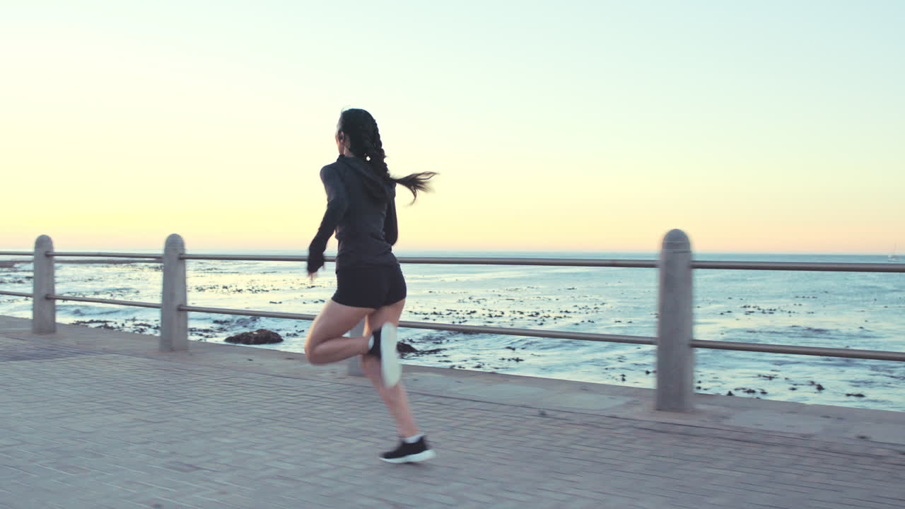 mujer corriendo, playa y entrenamiento deportivo
