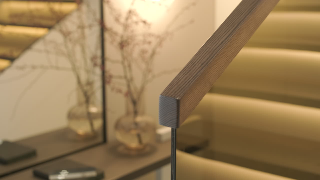Elegante ambiente interno moderno con scala illuminata e pianta decorativa