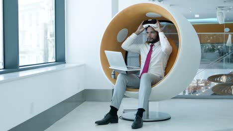 hombre de negocios meditando en auriculares vr