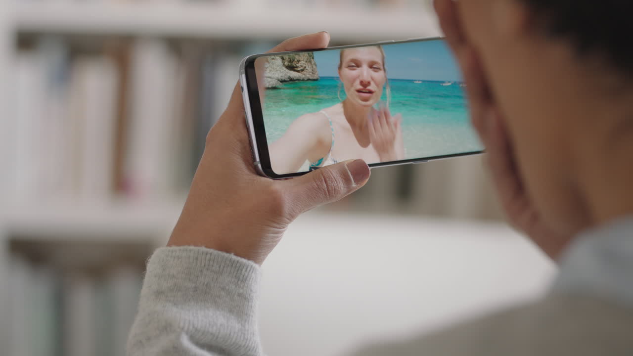 mujer joven chateando en video usando un teléfono inteligente amiga feliz en una playa de vacaciones en italia compartiendo experiencia de viaje divirtiéndose en vacaciones comunicándose con el teléfono móvil imágenes 4k