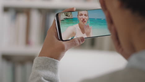 Mujer-Joven-Video-Chat-Usando-Un-Teléfono-Inteligente-Amigo-Feliz-En-La-Playa-De-Vacaciones-En-Italia-Compartiendo-Experiencia-De-Viaje-Divirtiéndose-En-Vacaciones-Comunicándose-Con-Imágenes-De-Teléfono-Móvil-4k