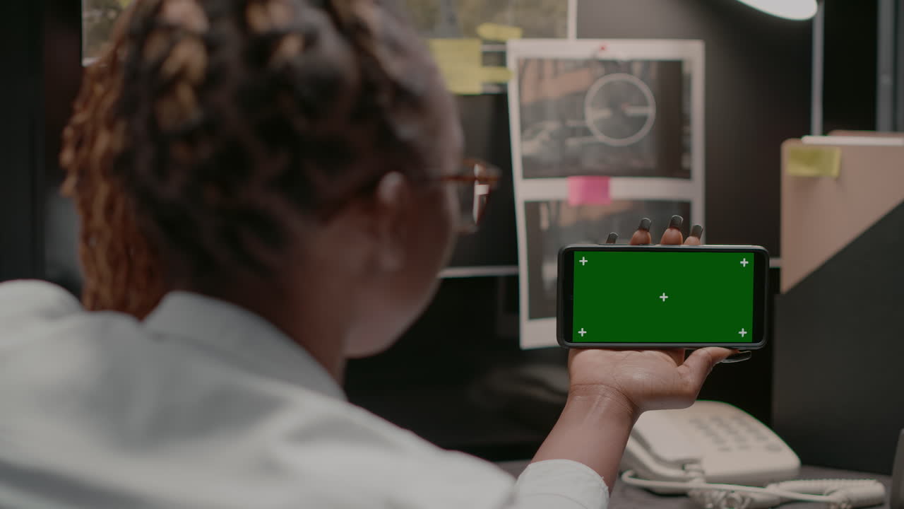 donna con uno smartphone con schermo verde