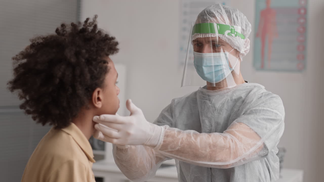 el médico palpa al paciente