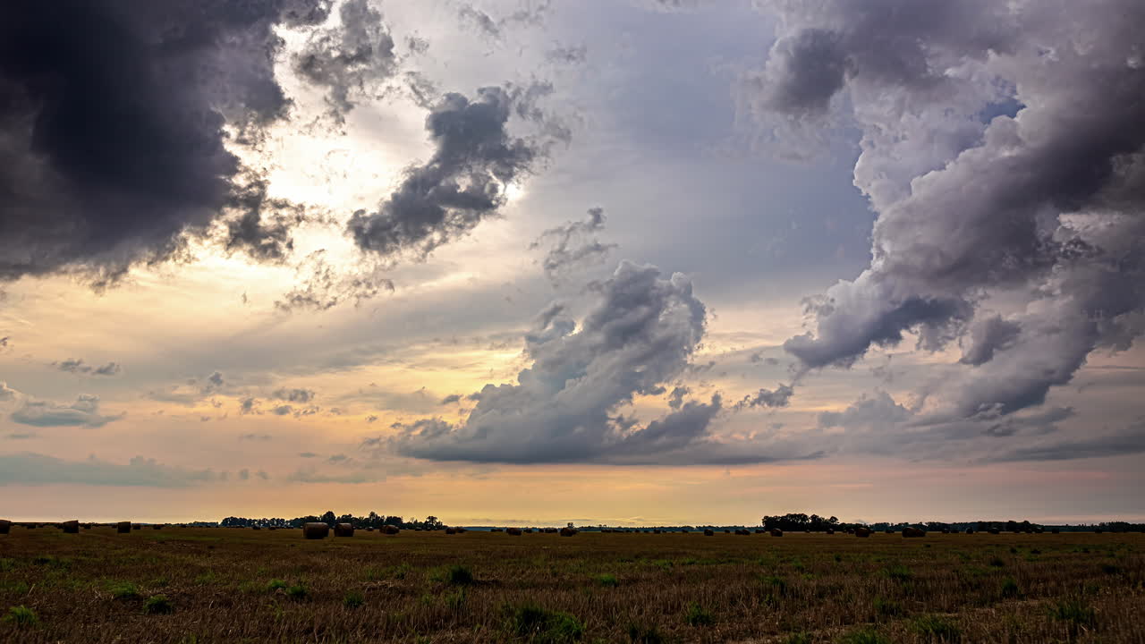paisaje nuboso al atardecer lapso de tiempo en el campo