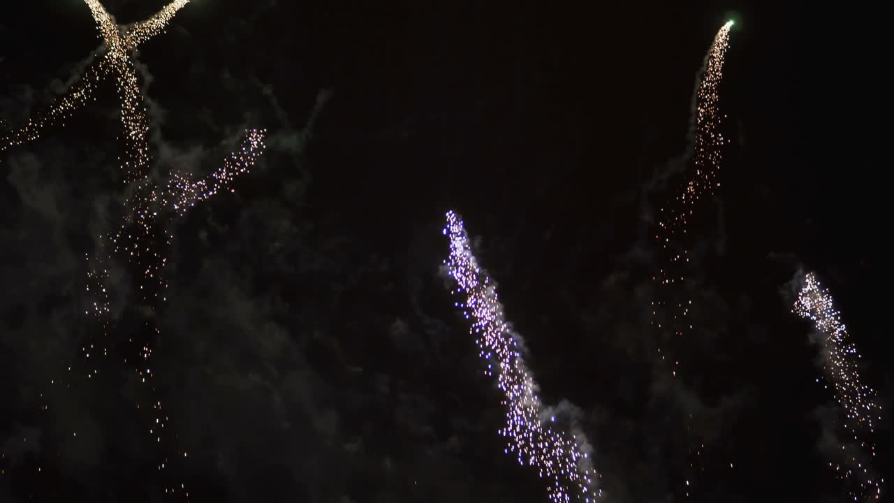 hermoso espectáculo de fuegos artificiales en el día de la independencia. el más grande de los fuegos artificiosos en el día la celebración. 4k clip de maravilloso de los fuelos artificiales para el fondo. magníficos fuegos artificiales de vacaciones en el concepto de celebración